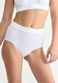 Weiße Baumwoll-Höschen mit hoher Taille, einem weichen Bund und gewellten Beinöffnungen, die eine minimale Markenkennzeichnung auf der Vorderseite aufweisen.