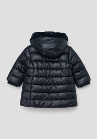 Flauschige navyblaue Jacke mit Kapuze, die über ein gestepptes Design und eine weiche Textur verfügt. Das Innenfutter wirkt plüschig und erhöht die Wärme.