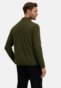 Maglione a maglia di un verde oliva scuro con colletto alto, polsini aderenti e orlo dritto, realizzato in materiale morbido. Nessun motivo o accento visibile.