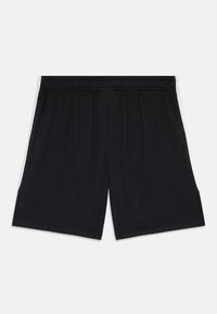 Pantalones cortos atléticos negros con una banda elástica en la cintura y rayas blancas a los lados, colocados sobre un fondo blanco.