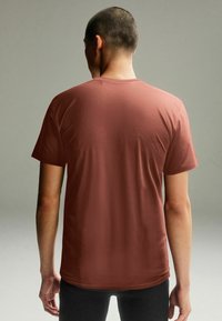 Next ACTIVE TEXTURED STANDARD - Základné tričko - bronze