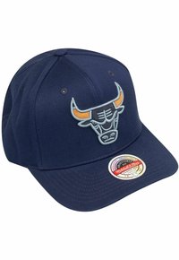 Casquette de baseball bleu marine avec une conception structurée, ornée d'un logo de taureau brodé en gris et orange, ainsi qu'une étiquette ronde Mitchell & Ness.