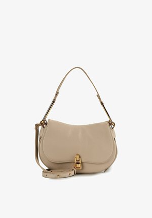 Beige leren schoudertas met gouden sluiting en hardware, voorzien van een korte handgreep en afneembare lange riem, op een witte achtergrond.