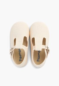 Beige plátěné boty s výřezovým designem, kotníkovým páskem a stříbrnou sponou. Interiér zdobí potisk značky. Placka, kulatá podrážka.