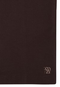 Brązowa, lekka koszulka z miękkiego materiału, z nadrukowanym logo w prawym dolnym rogu, który brzmi "calm & COZY."