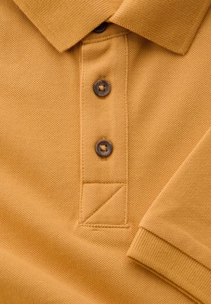 Sárga kötött galléros póló két sötét gombbal, látható gallérral és bordázott ujjatlan mandzsettával.