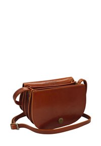 Sac bandoulière en cuir brun avec une forme arrondie, plusieurs compartiments, quincaillerie en laiton et une longue sangle réglable. Présente une texture lisse.