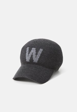 Stickad svart mössa med en krökt skärm, som har en framträdande grå 'W' logotyp framtill. Har en texturerad yta med en flexibel passform.