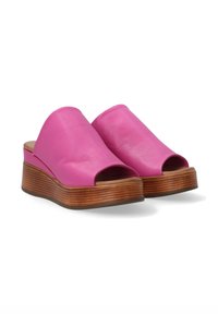 Open-toed, roze leren muiltjes met een gebogen bovenkant, geplaatst op een dikke, houten platformzool met horizontale groeven.