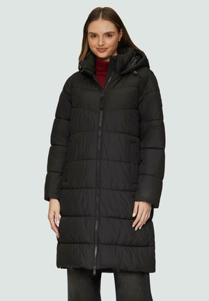 Manteau en duvet noir avec capuche. Caractéristiques des sections matelassées, une fermeture éclair à l'avant et deux poches latérales. Texture lisse et design mi-long.