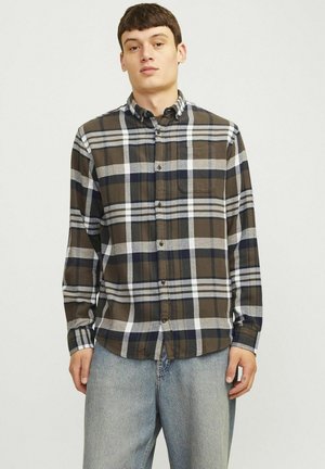 Camisa de franela a cuadros en marrón, blanco y azul marino. Mangas largas, frente abotonado, bolsillo en el pecho, textura suave, diseño casual.