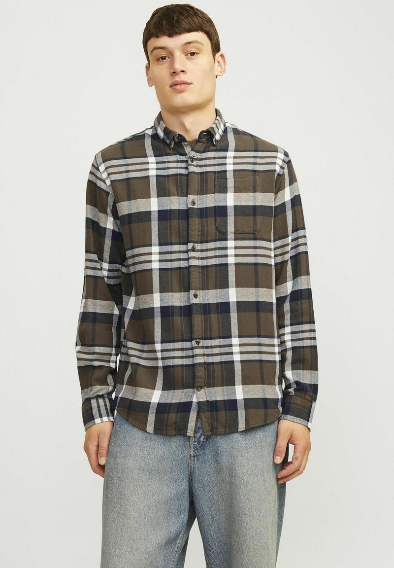 Geruit flanellen overhemd in bruin, wit en marineblauw. Lange mouwen, knoopsluiting aan de voorkant, enkele borstzak, zachte textuur, casual ontwerp.
