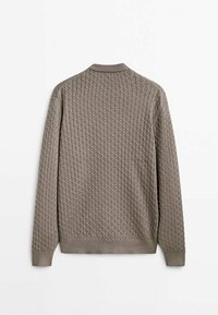 Maglione grigio lavorato a maglia con un motivo testurizzato, colletto, polsini e orlo a coste, visto da dietro.