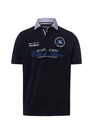 Marineblaues Poloshirt mit gestreiftem Kragen, nautischem Text einschließlich "Cote d'Azur", Koordinaten und Sportvereinslogo auf der Brust.