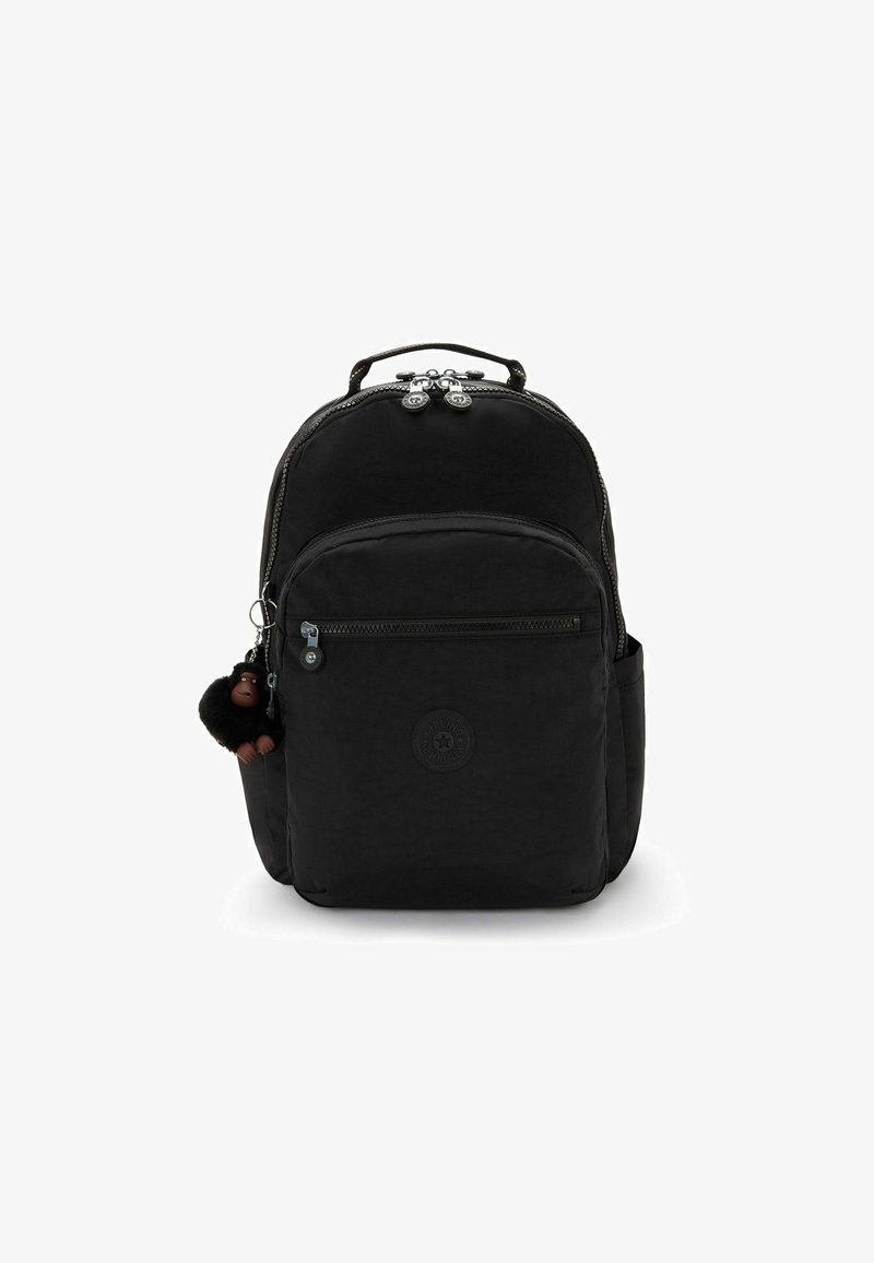 Sac à dos en tissu noir de forme arrondie, avec deux ouvertures à zip, une poche frontale et un porte-clés singe attaché à la fermeture éclair.
