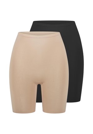 Zwei Paare nahtlose, hoch taillierte Form-Shorts, vorne ein beiges und hinten ein schwarzes Paar, vor weißem Hintergrund.
