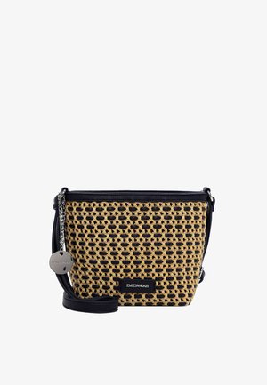 Malá taška přes rameno s tkaným béžovým ratanovým předním dílem, černým koženým lemováním, nastavitelným popruhem a stříbrným řetízkovým přívěskem s názvem značky Emily & Noah.