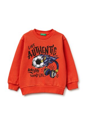 Felpa rossa a maniche lunghe con grafica di una palla da calcio infuocata, cuffie e testo "Live Authentic Bad Boys Sounds Like."