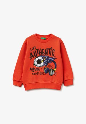 Czerwona bluza z długim rękawem z grafiką płonącej piłki nożnej, słuchawek i napisem "Live Authentic Bad Boys Sounds Like."