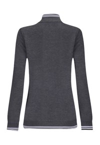 Pull en maille gris avec un col montant, manches longues et rayures blanches contrastantes le long du col et des poignets. Texture lisse, coupe ajustée.