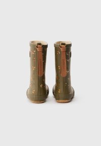 Stivali da pioggia in gomma verde con finitura testurizzata, caratterizzati da un motivo a tigre e dettagli marroni. Anelli posteriori per facilitare la calzata. Suole piatte.