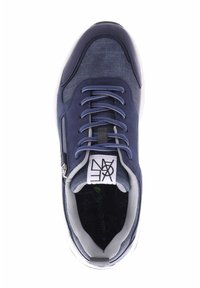 Donkerblauwe sneaker met een textuurstof bovenwerk, contrasterende grijze accenten, witte rubberen zool en een decoratieve zijritsdetail.