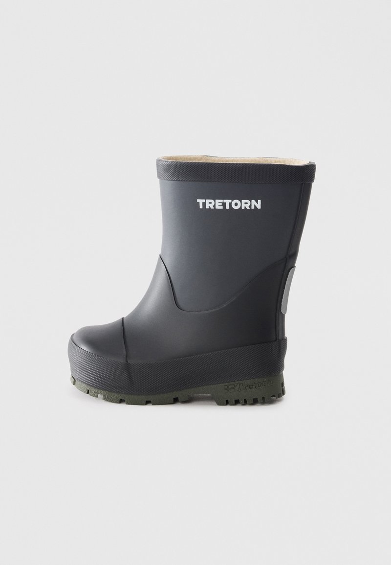 Bota de goma negra con una suela texturizada, forro beige y un diseño resistente. Presenta el logo de Tretorn en el lateral y un borde superior reforzado.