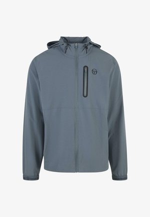 Letvægts grå vandtæt jakke med hætte, frontlynlås og en lynlåslomme på brystet. Har elastiske mansjetter og logo-detalje.