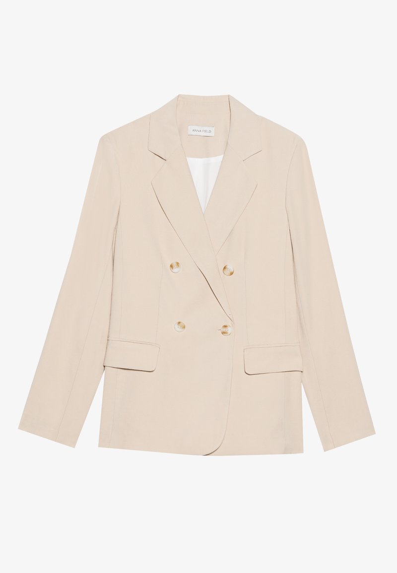 Blazer beige doppiopetto realizzato in tessuto morbido, con due tasche frontali, grandi bottoni dorati e un design di rever classico.