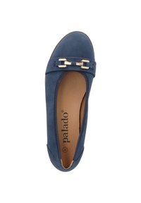 Zapato plano de cuero azul con punta redonda, que presenta una hebilla decorativa dorada, bordes cosidos y un suave forro interior.