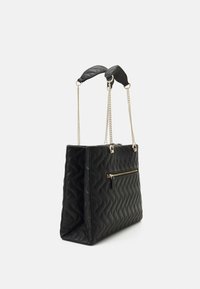 Borsa a tracolla nera trapuntata con finitura opaca, dotata di tasca anteriore con zip, spallacci a catena e manico in pelle imbottita.