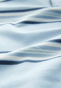 Baumwollstoff mit glatter Textur, der eine hellblaue Basis und unterschiedlich breite horizontale Streifen in dunklem Blau und Weiß aufweist.