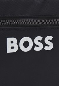 BOSS CATCH 3.0 WASHBAG - Vrecko na pranie - black