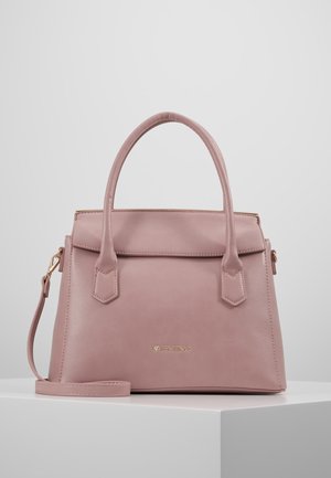 Borsa in pelle rosa con due manici corti e una tracolla removibile. Presenta una chiusura a pattina e un logo dorato impresso sul fronte.