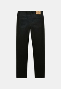Jeans en denim noir avec une coupe droite, deux poches arrière et une patch en cuir marron au niveau de la taille. Texture lisse, sans motifs visibles.
