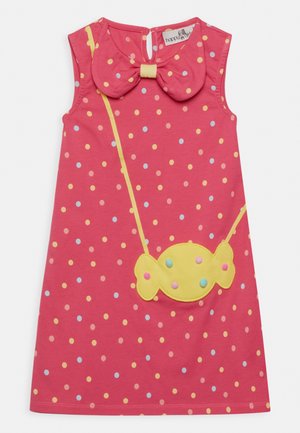 Rosa ärmelloses Kleid mit leuchtenden Punkten, das eine große Schleife am Hals und einen gelben, bonbonförmigen Aufnäher mit bunten Akzenten aufweist.