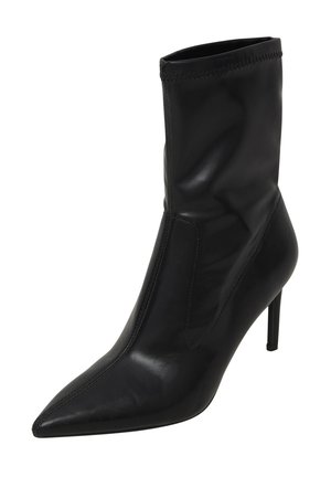 Stivale ankle in pelle nera con punta appuntita, tacco alto a spillo e design snello caratterizzato da cuciture a zigzag lungo la tomaia.