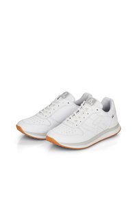 Baskets de sport blanches en matériaux synthétiques avec des détails perforés, des accents gris et une semelle en caoutchouc. Design minimaliste.