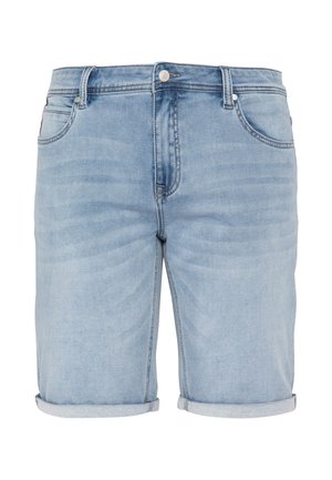 Pantalones cortos vaqueros azul claro con bajos doblados, cierre de botón y cremallera en la parte delantera, trabillas para el cinturón y cinco bolsillos, mostrados sobre un fondo blanco.