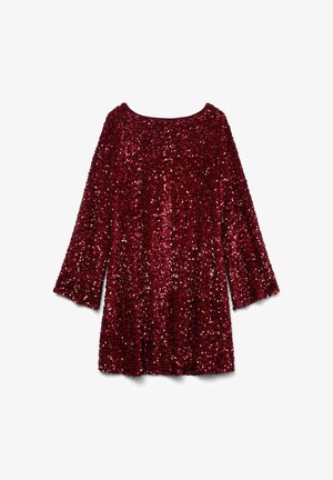 Crvena haljina sa šljokicama, okruglim izrezom i rukavima do tri četvrtine. Tkanina ima sjajnu teksturu, svijetleći s više šljokica.