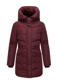 Bordo mīksts cepure ar augstu apkakli, garām piedurknēm un elastīgām aprocēm; izceļas ar diagonālu quilted rakstu un divām priekšējām kabatām.
