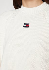 Tommy Jeans BADGE MOCKNECK SWEATER - Jersey de punto - ancient white