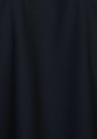 Tissu bleu foncé avec une texture lisse, présentant une couleur uniforme et solide avec peu de variation ou de motifs.