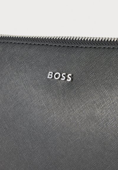 Pochette noire texturée avec fermeture éclair argentée et lettrage logo "BOSS" argenté centré sous la fermeture éclair.