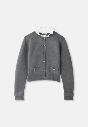 Grauer gestrickter Cardigan mit rundem Kragen, der mit einer Spitzenkante verziert ist, Knopfleiste und zwei Vordertaschen. Gerippte Bündchen und Saum.