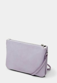 Fialové kožené psaníčko s texturovaným povrchem, zipovým uzávěrem a nastavitelným páskem. Obdélníkový tvar a minimalistický design.