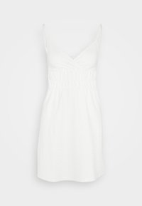 Vestido de verano blanco con tirantes finos, escote en V y detalle de cintura fruncida. Fabricado en un tejido ligero con un sutil patrón texturizado.