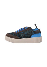 Sneaker con una toma superiore in stampa leopardata marrone e verde, dettagli blu e lacci blu. Presenta una suola in gomma beige testurizzata e un'etichetta per il pollice.