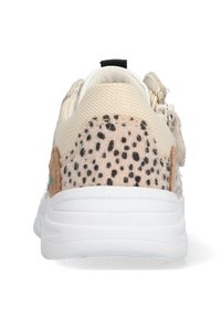 Sneaker de couleur claire avec un dessus en tan texturé et tacheté, une semelle blanche et une languette noire à l'arrière. Caractéristiques d'un mélange de matériaux.