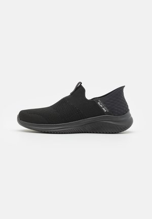 Chaussures noires à enfiler avec une tige en maille respirante, un design texturé, une semelle flexible et une semelle intérieure lisse et rembourrée.